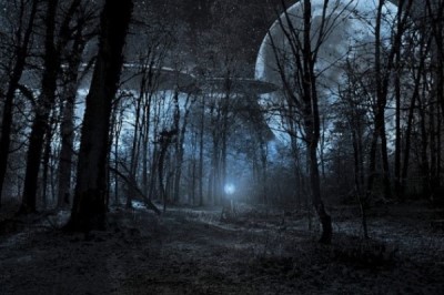 חללית נוחתת ביער להוריד חוצנים ומיני חייזרים